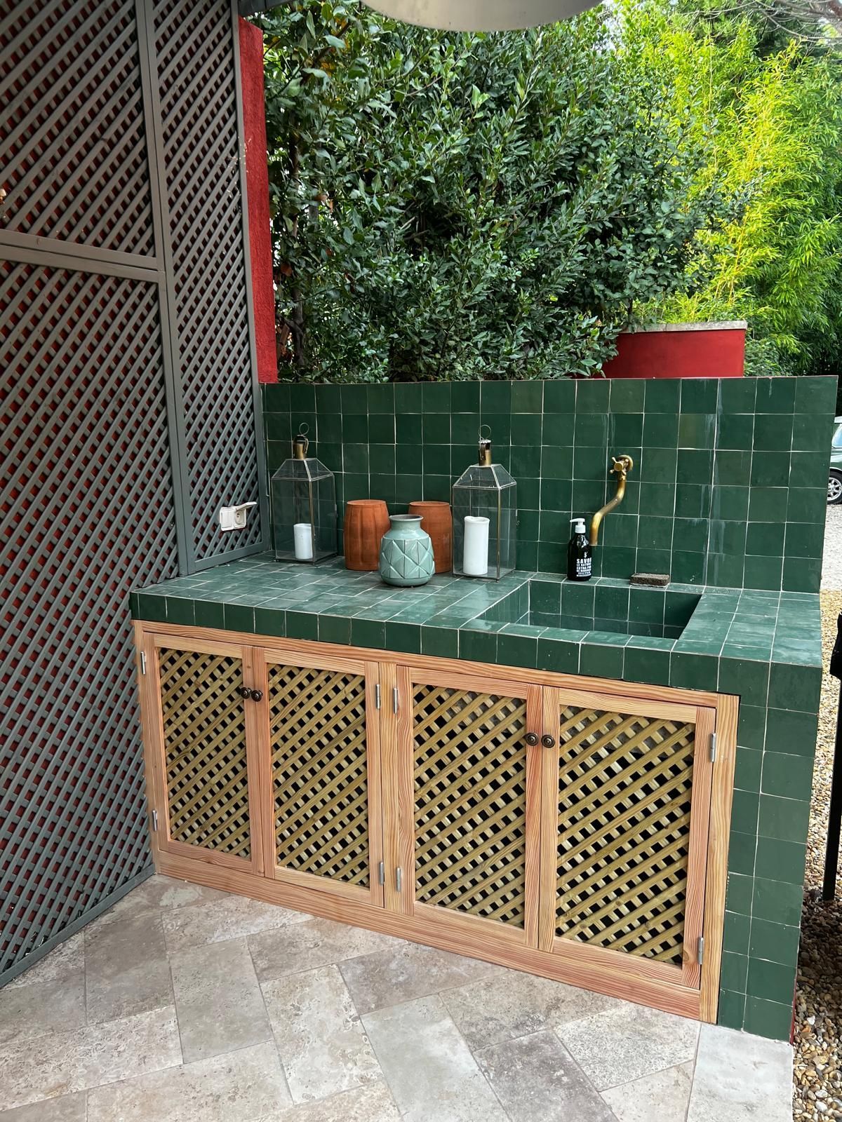 Paillasse extérieure avec portes assorties au pan de mur latéral.