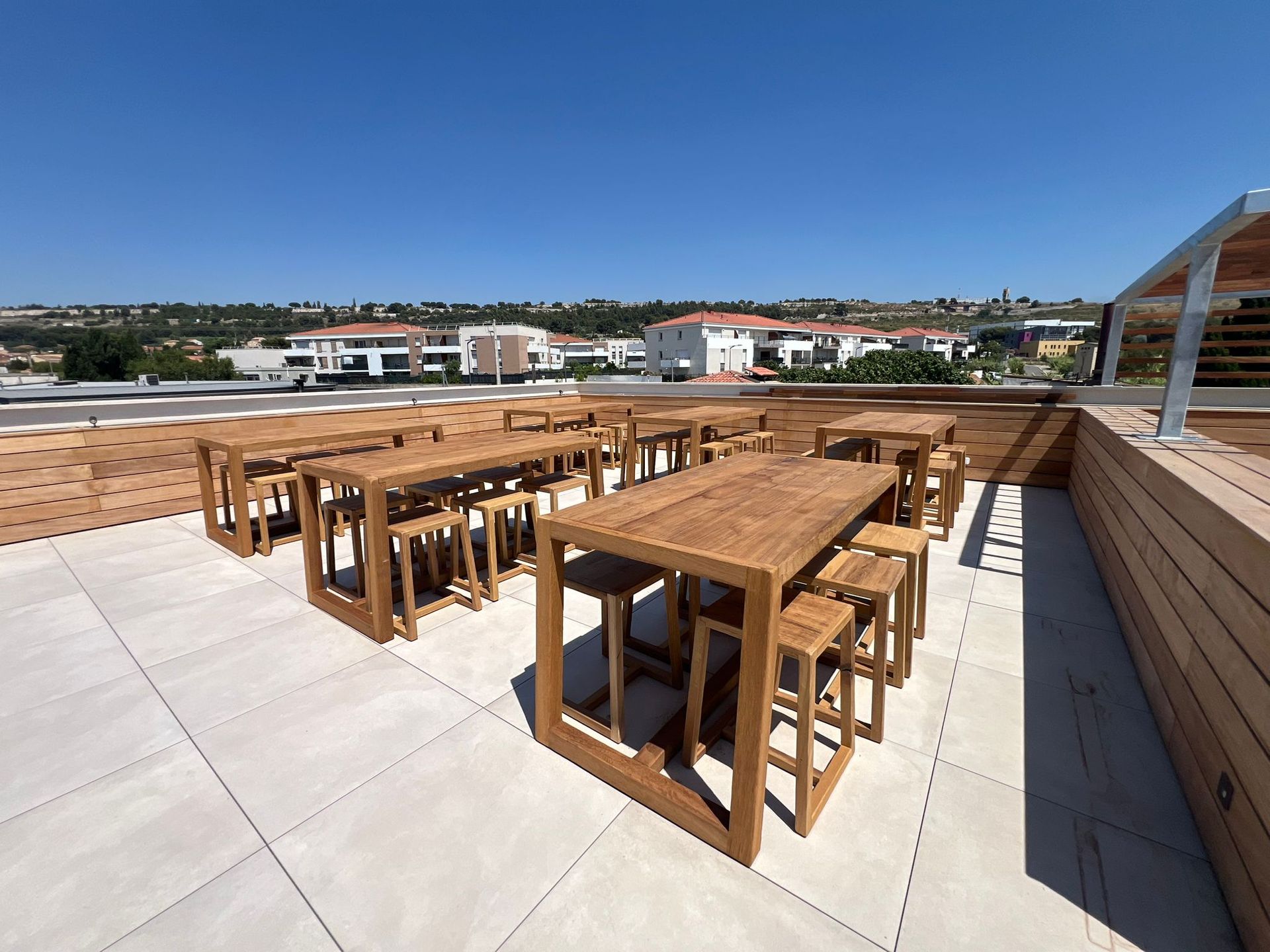 Tables et tabourets pour un roof top,.