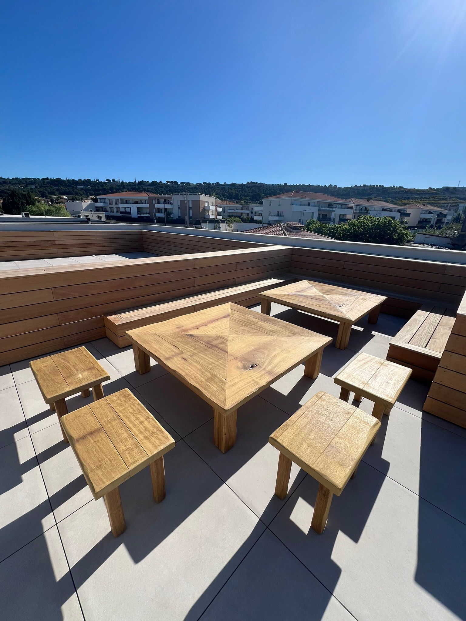 Tables basses et tabourets pour un roof top.