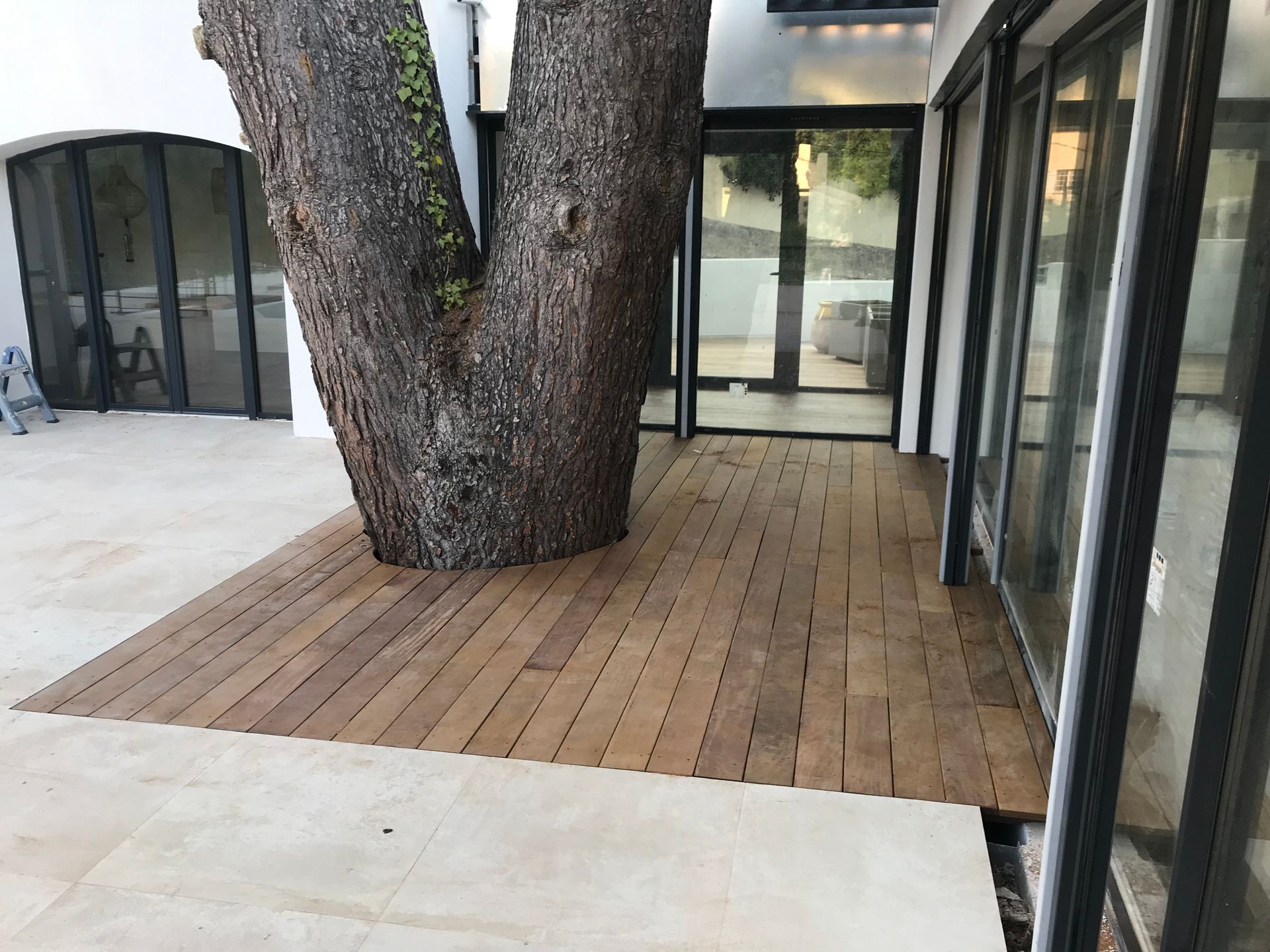 Réalisation d'une terrasse autour d'un pin classé. 