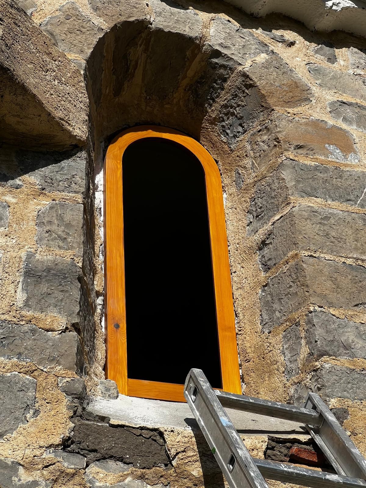 Vue extérieure d'un châssis en plein cintre