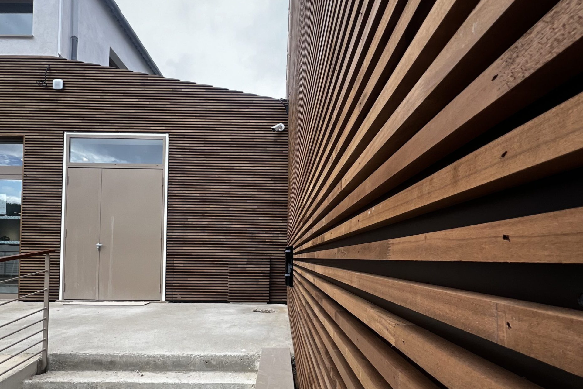 Bardage pour la boutique d'un pisciniste