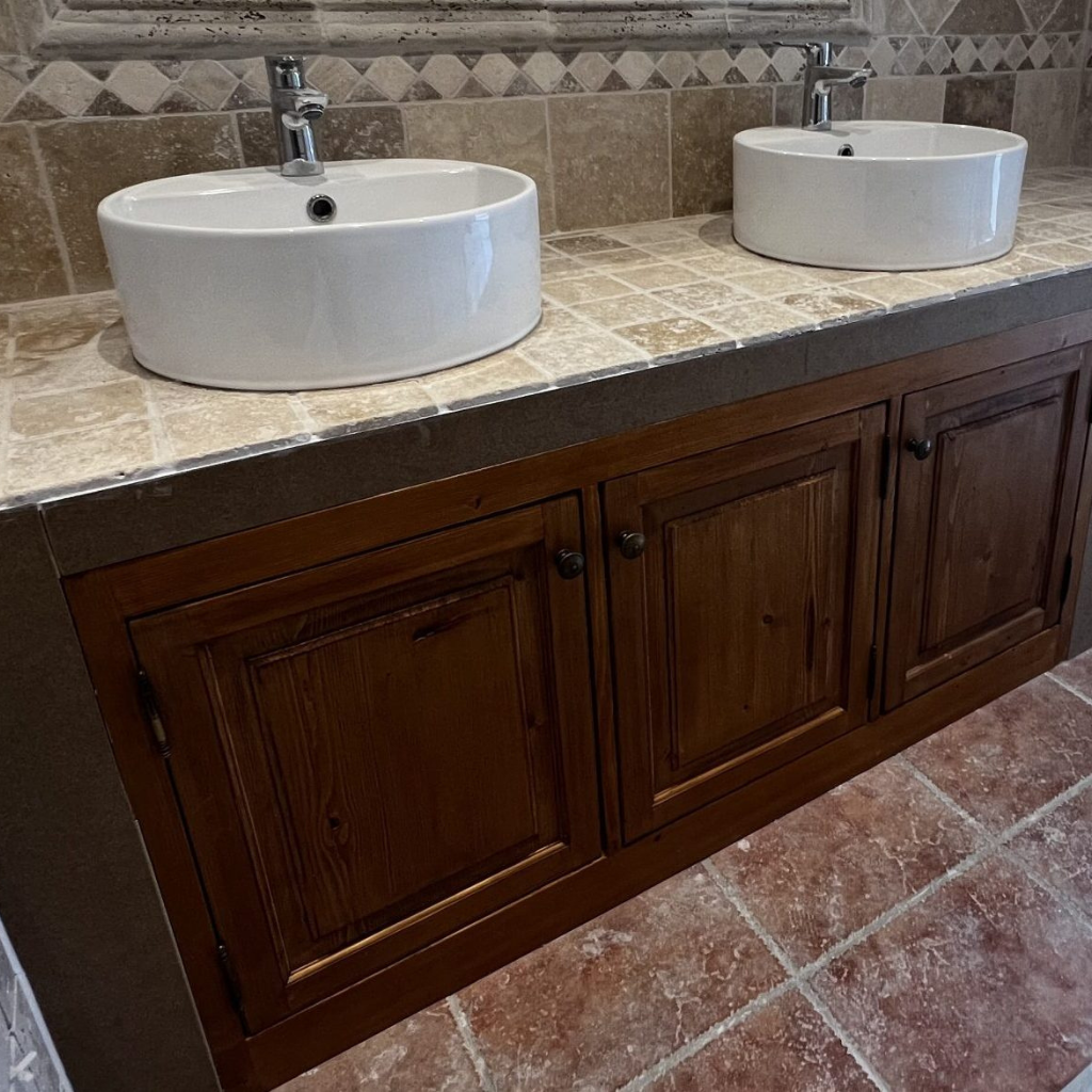 Portes d'une paillasse de salle de bain.