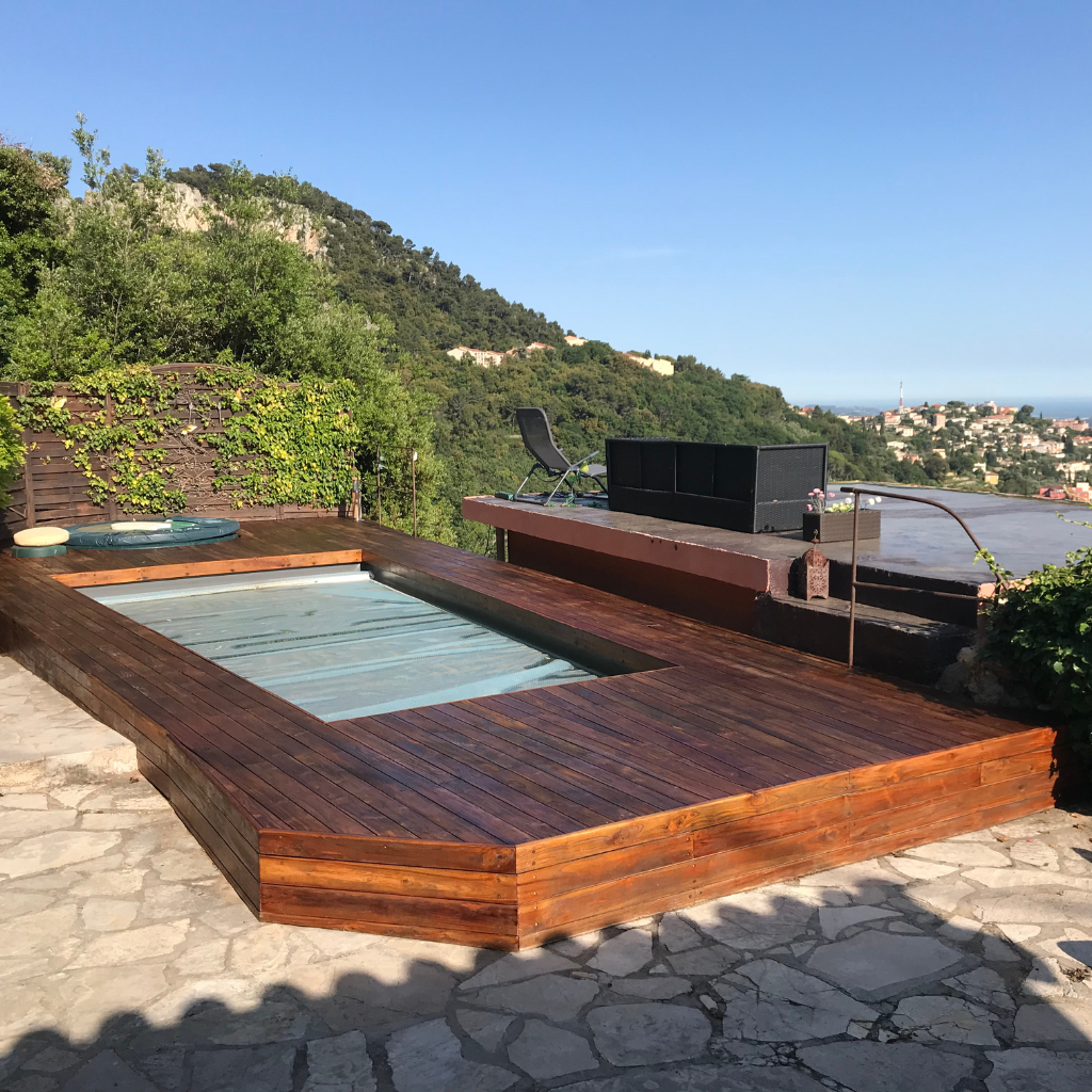 Tour de piscine en terrasse. 