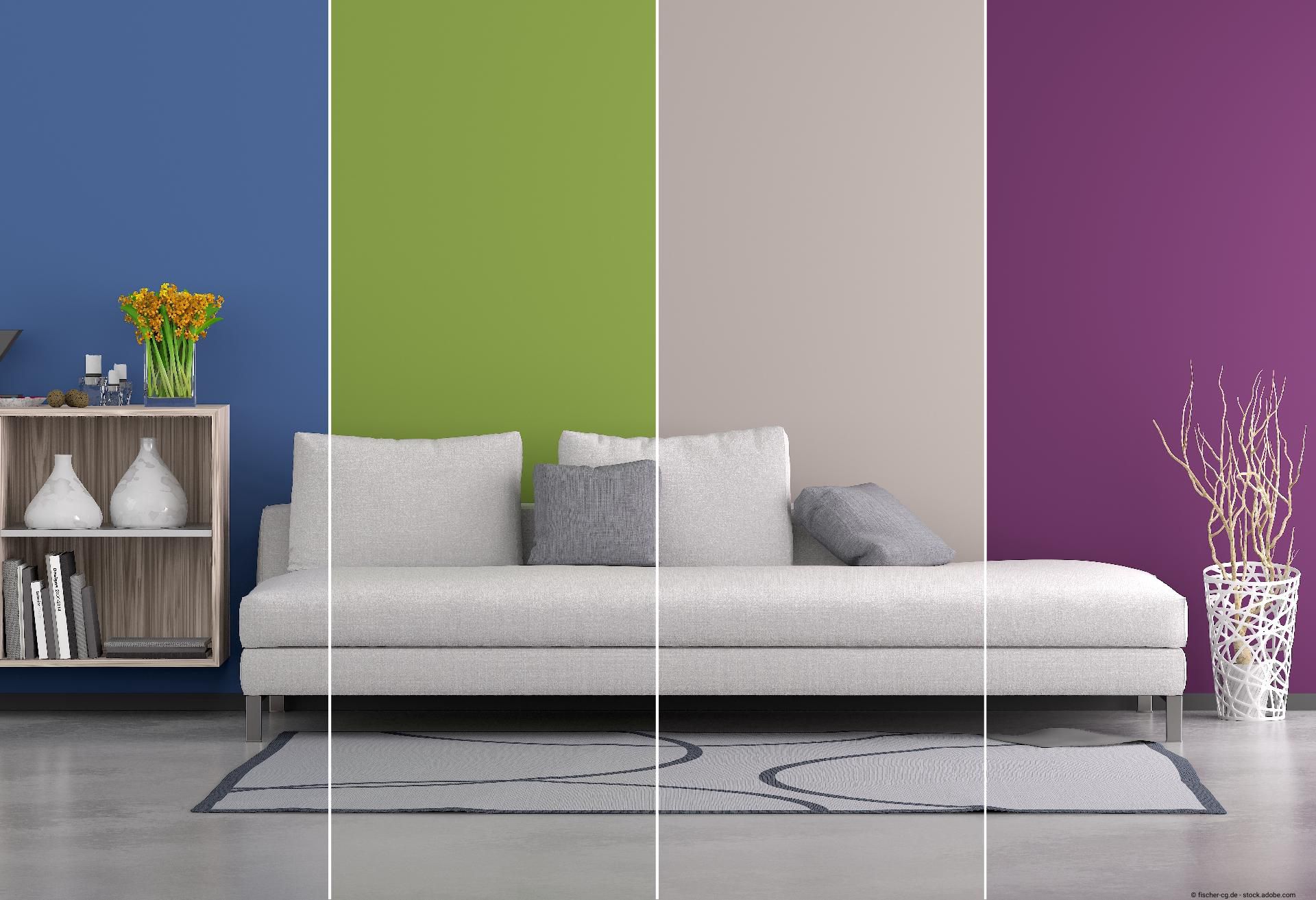 ein Raum mit Sofa und verschiedenen Hintergrund farben