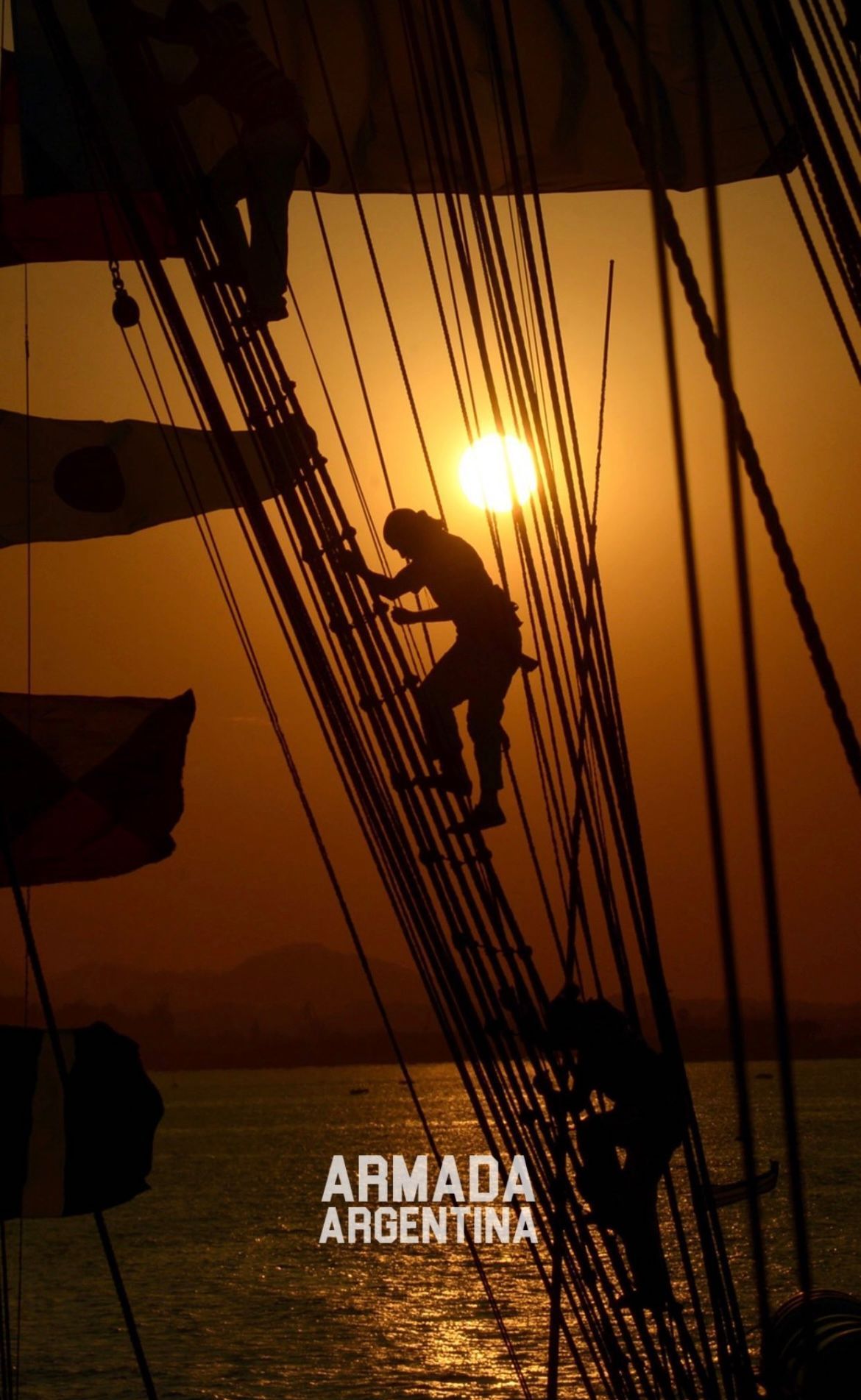 Homme qui monte sur le mât d'un bateau