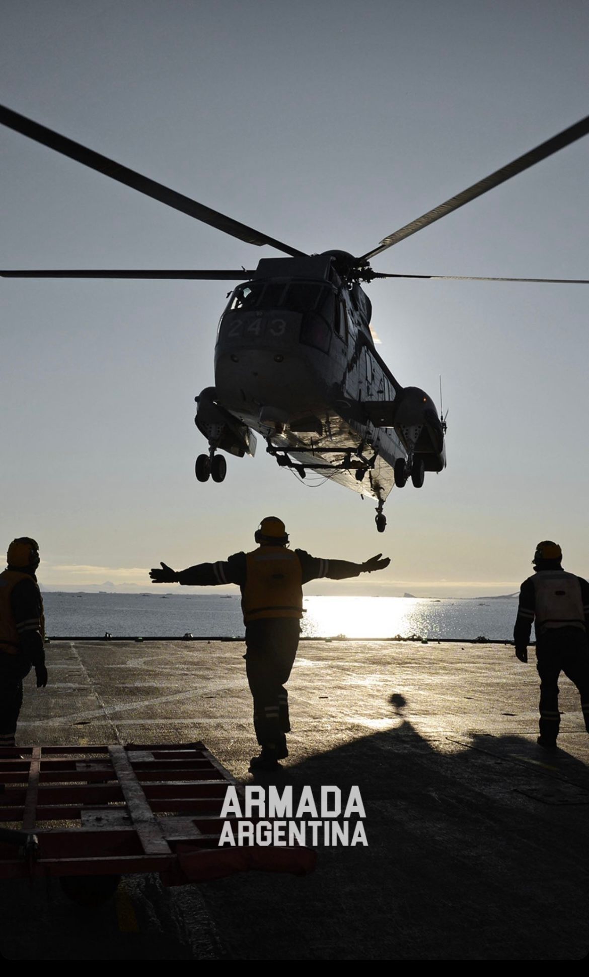 Hélicoptère qui décolle d'un porte avion