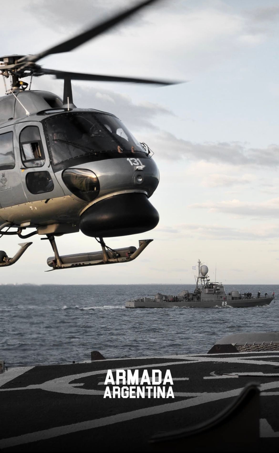 Hélicoptère qui atterrit sur un porte avion
