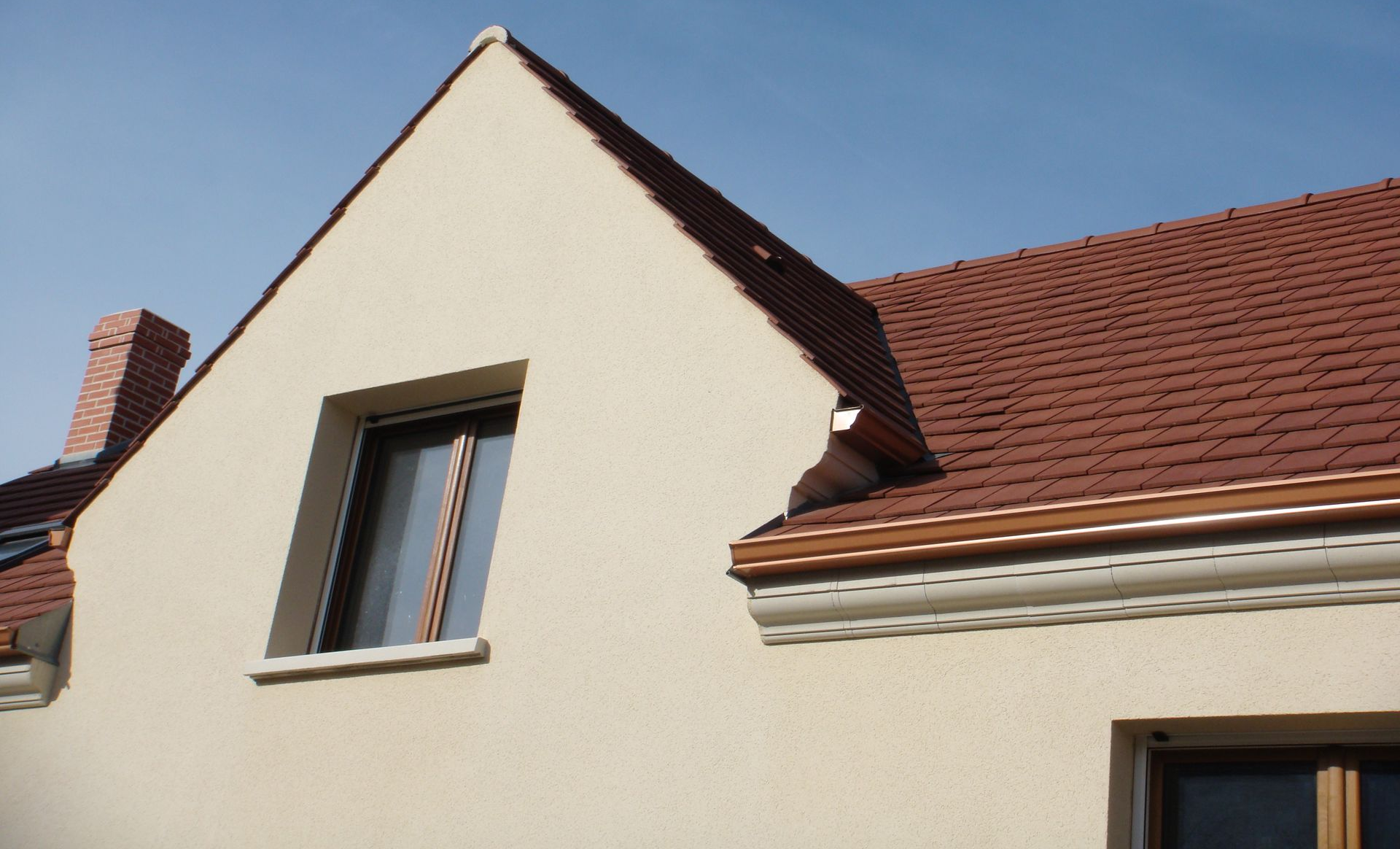 Une maison avec une toiture en tuiles bien entretenue.