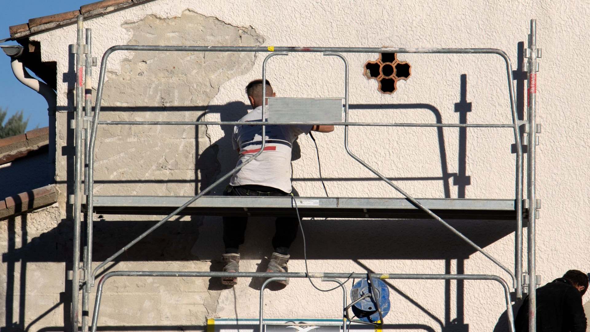 Un professionnel effectue des travaux sur un échafaudage