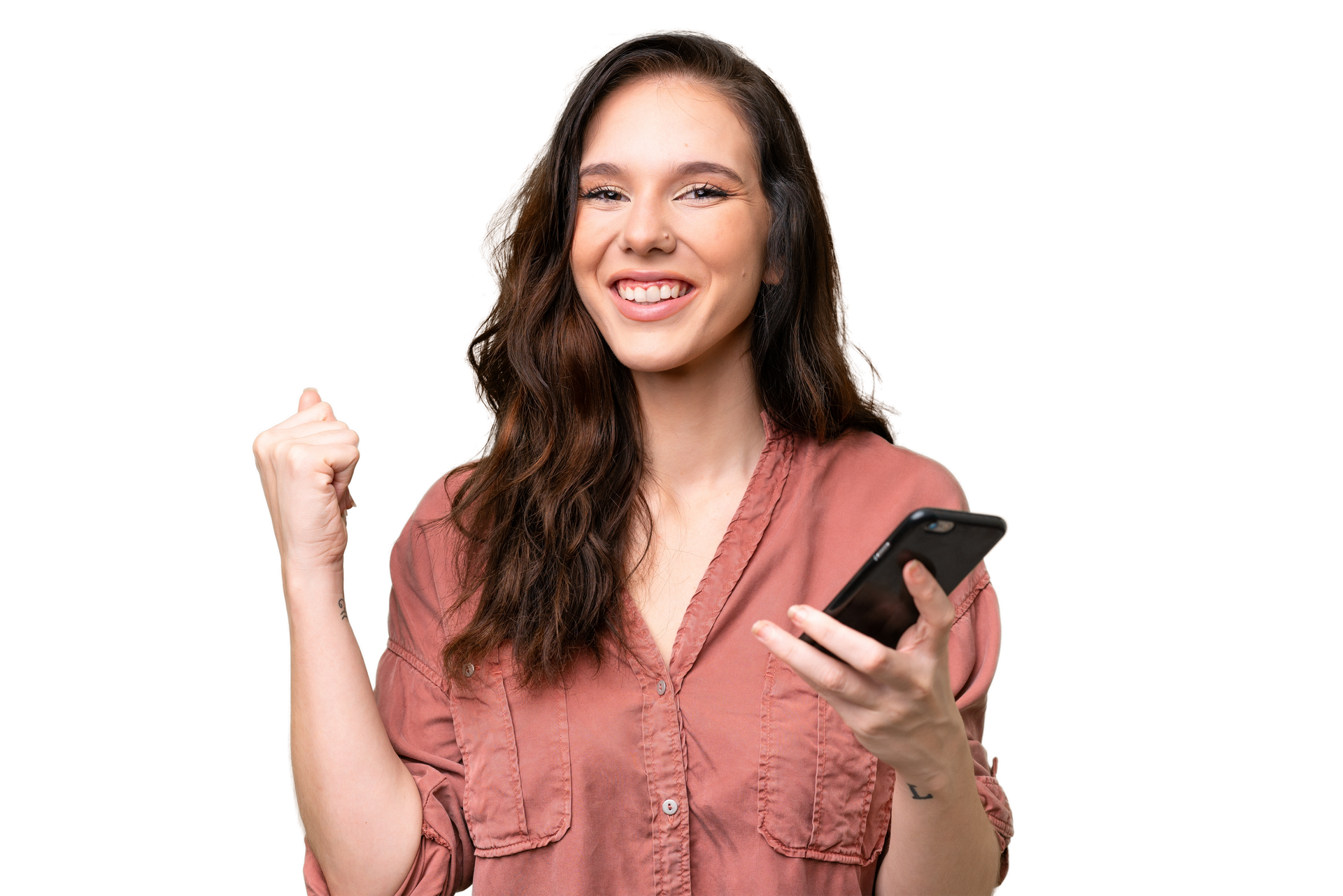 Une fille portant dans une main son téléphone portable