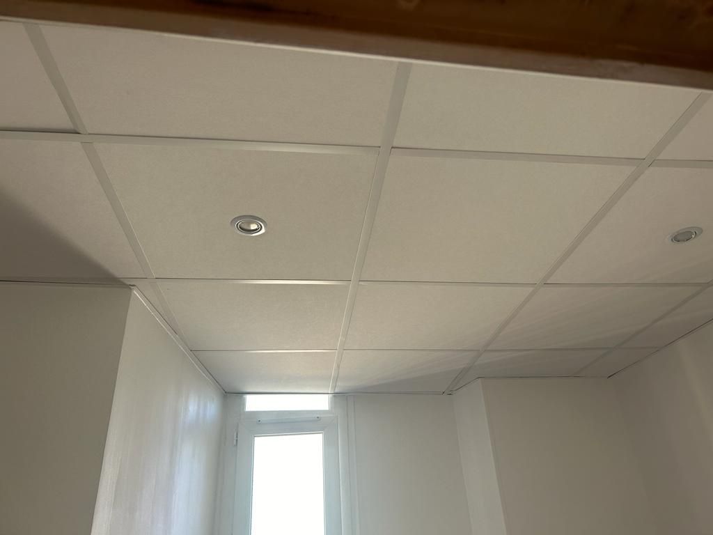 Installation d'un faux plafond avec des LED