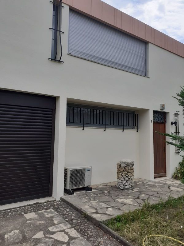 Devanture de la maison comprenant une façade peinte en blanc