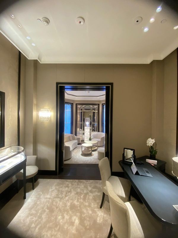 Un bureau dans une pièce devant des murs peints en marron