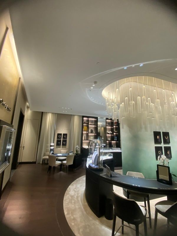 Un comptoir posé sur un sol souple et un mur peint