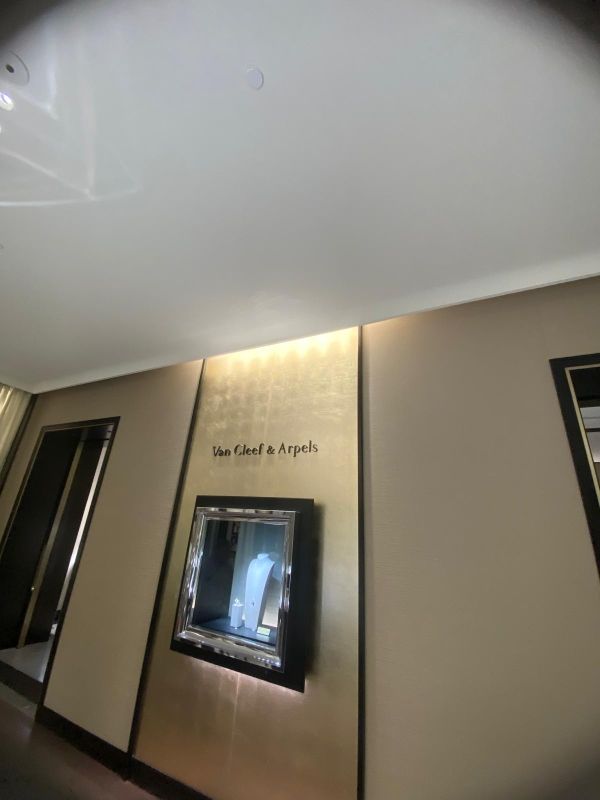 Des murs peints en beige dans une galerie