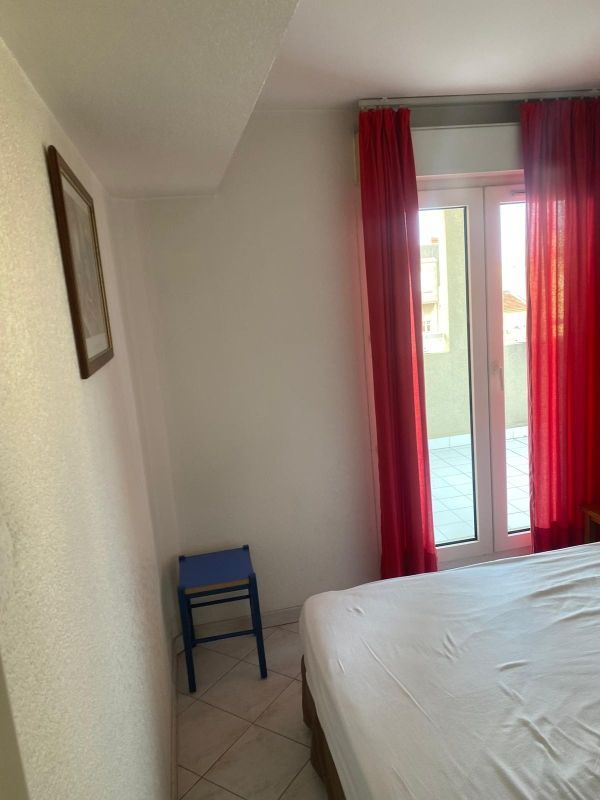 Un mur peint dans une chambre ayant des rideaux de couleur rouge