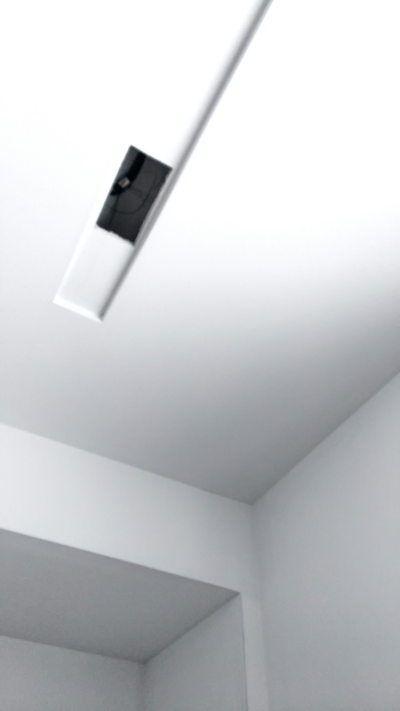 Un control remoto cuelga del techo de una habitación.