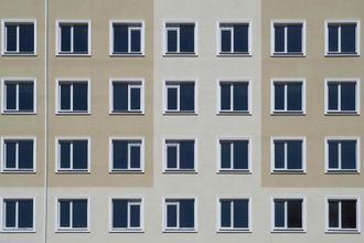 Un edificio con muchas ventanas.