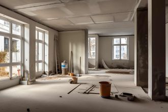 Una gran habitación vacía con muchas ventanas en construcción.