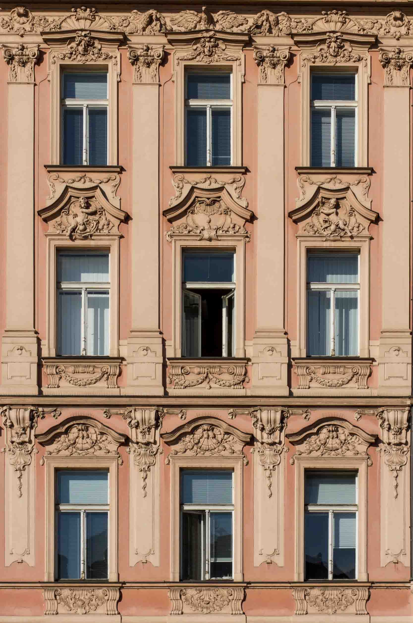 Un primer plano de un edificio con muchas ventanas.