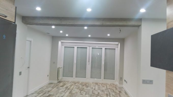 Hay una ventana grande en el medio de la habitación.