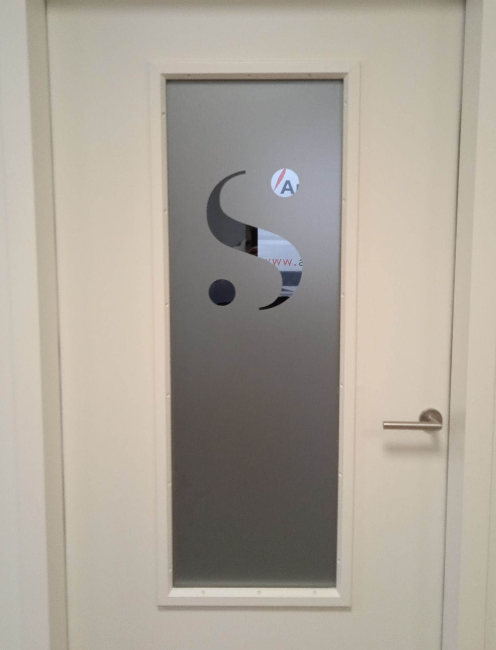 Vitrophanie sur une porte vitrée