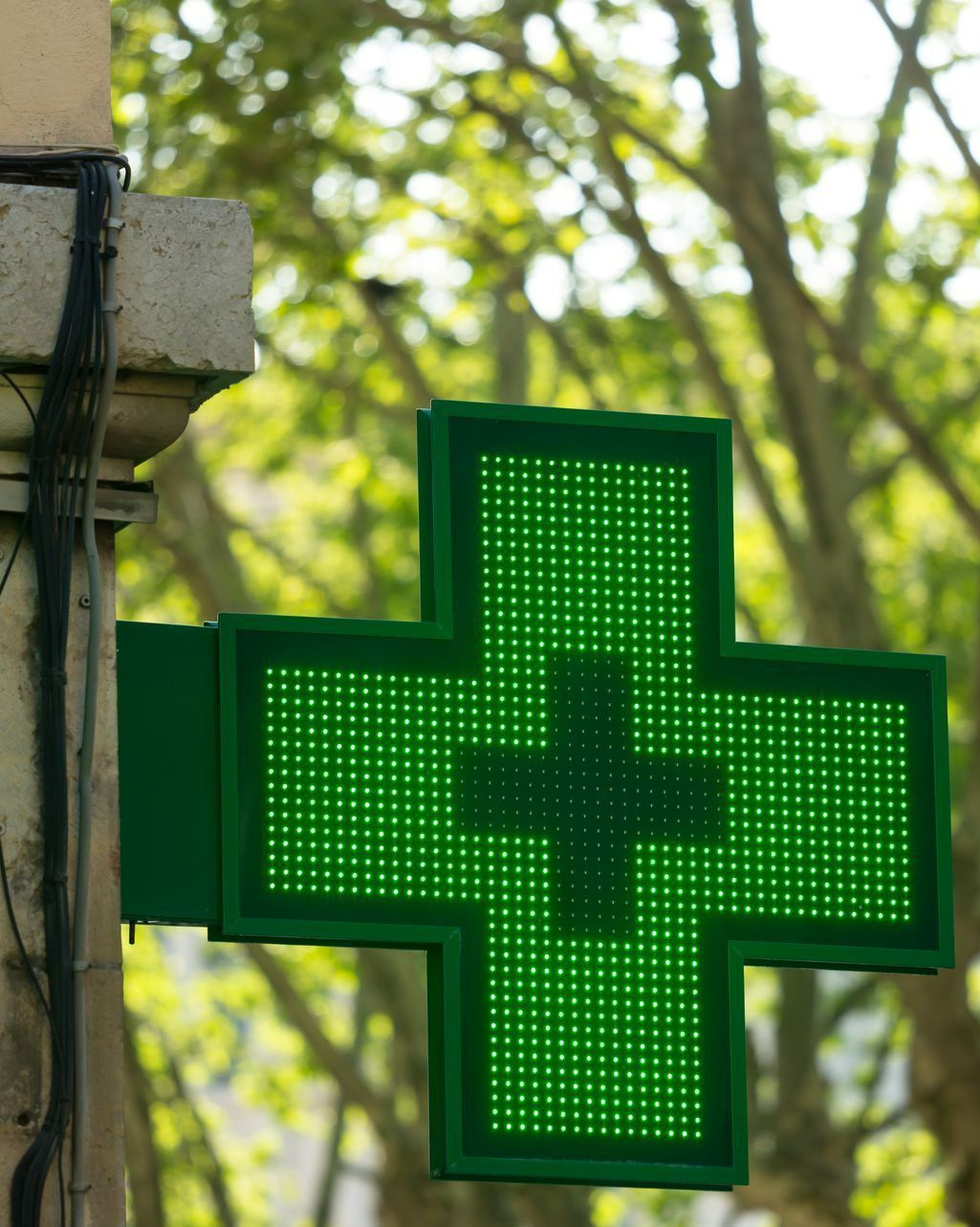 Une croix lumineuse de pharmacie