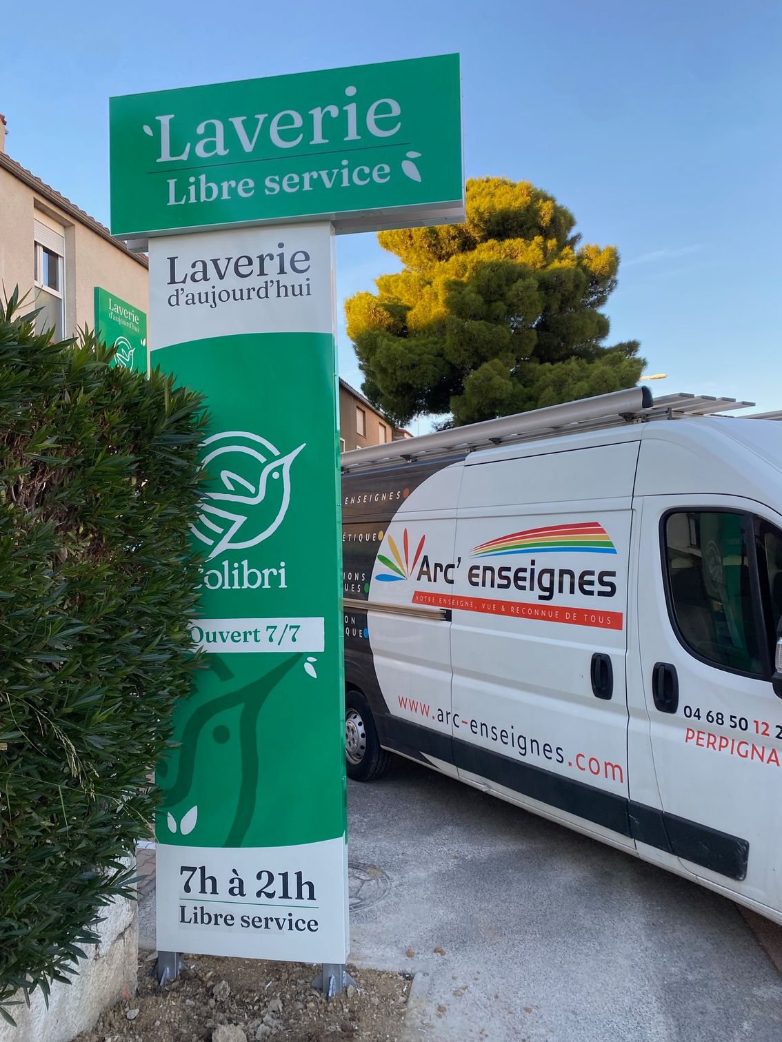 Totem d'entreprise vert