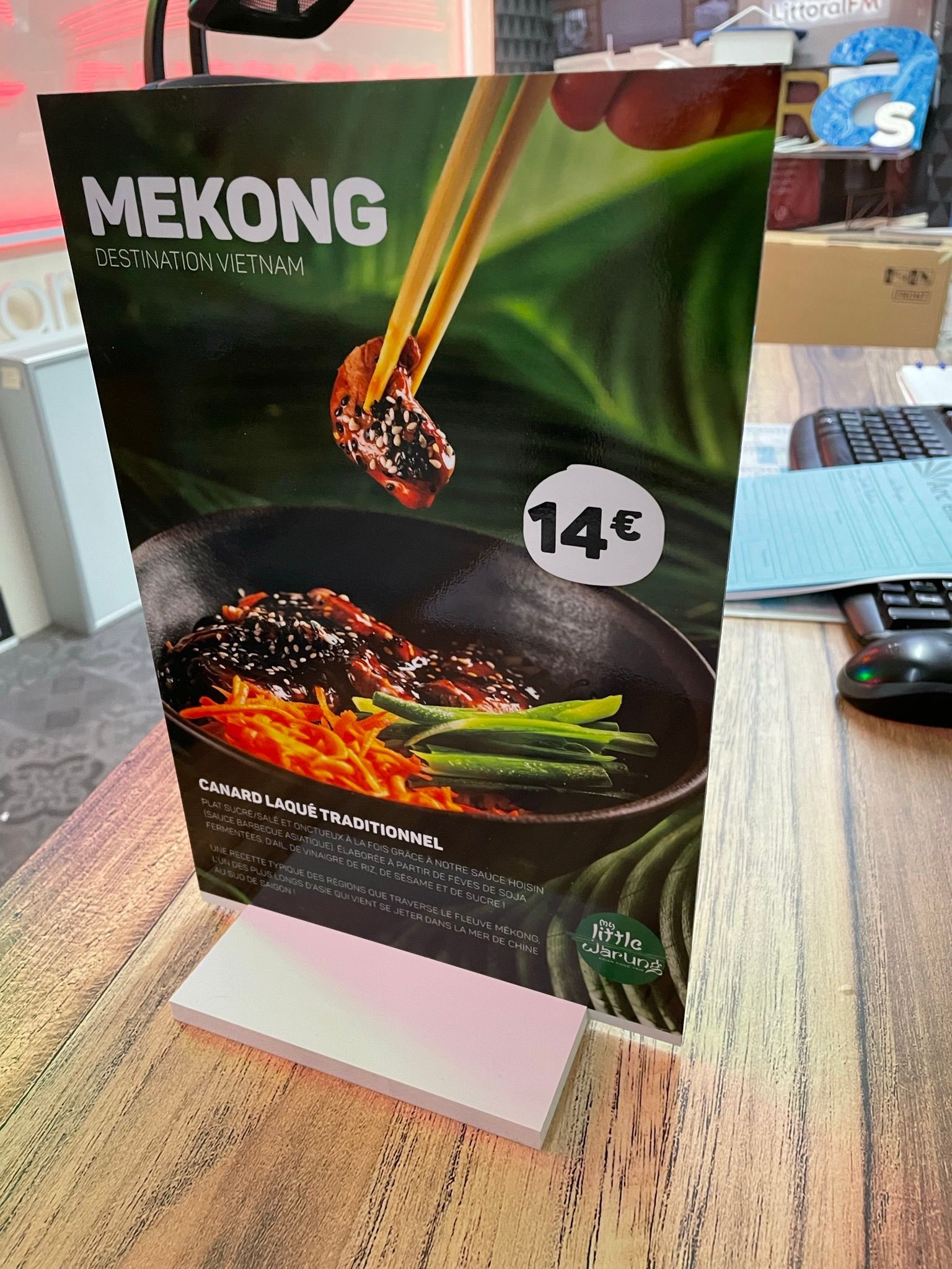 Une publicité sur une table