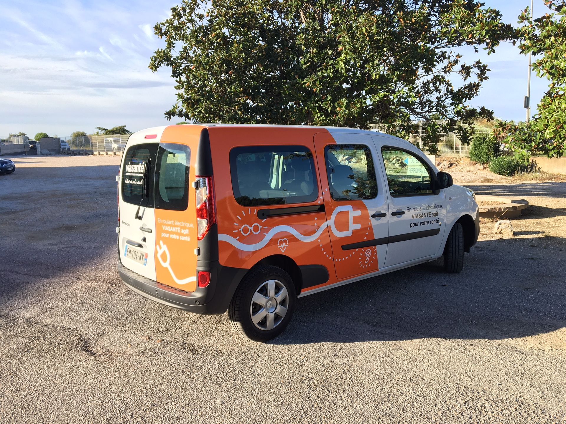 Une publicité sur les vitres d'une concession automobile