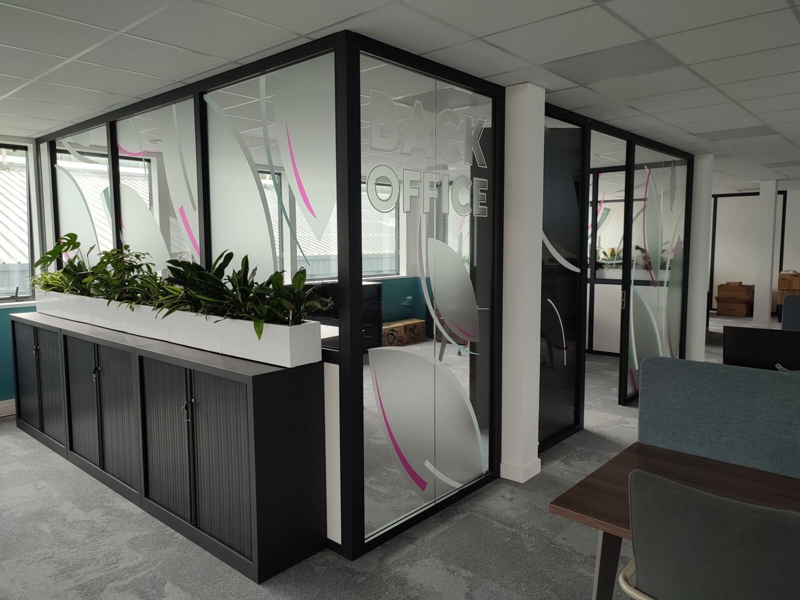 Vitrophanie sur des vitres de bureau