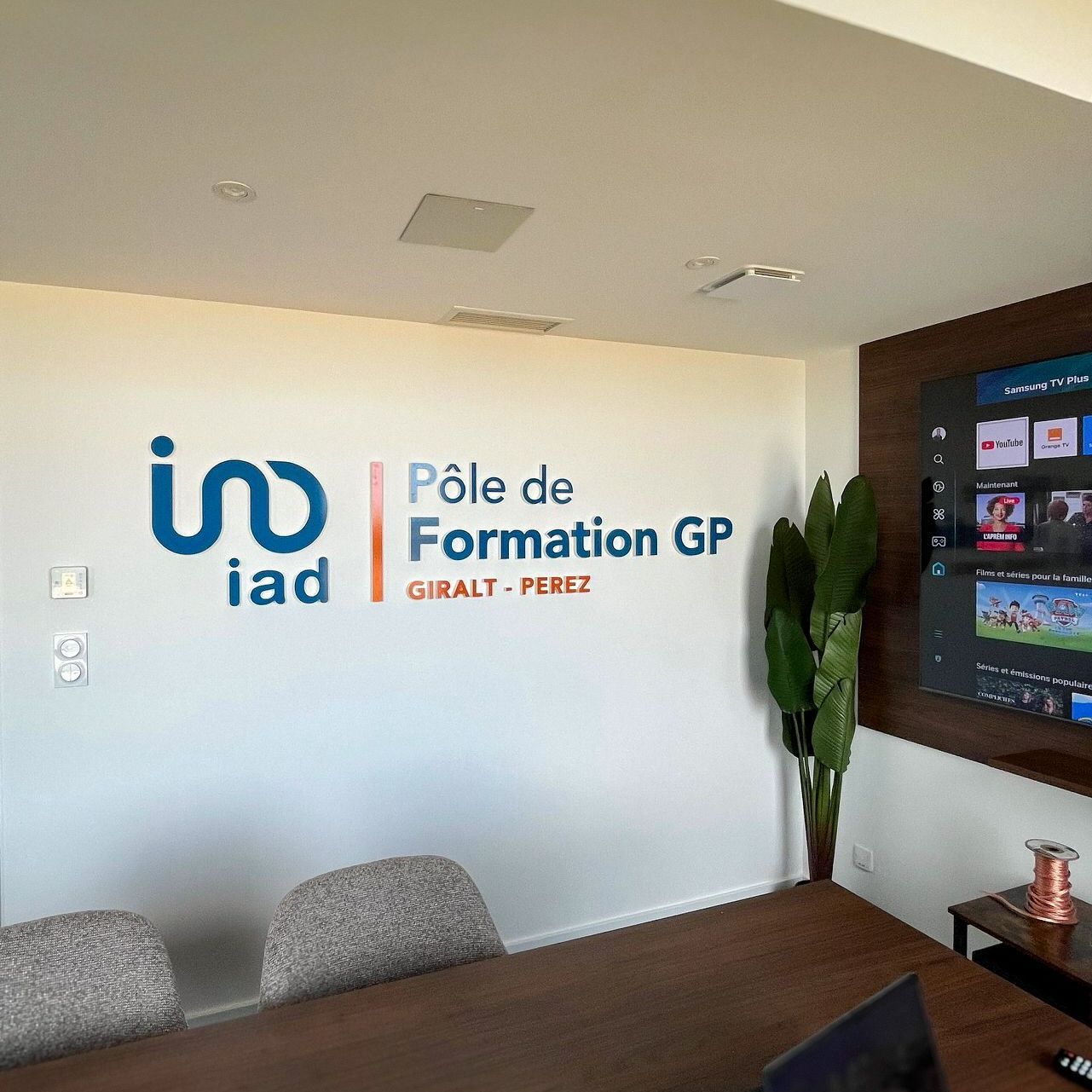 Une enseigne avec des lettres en relief