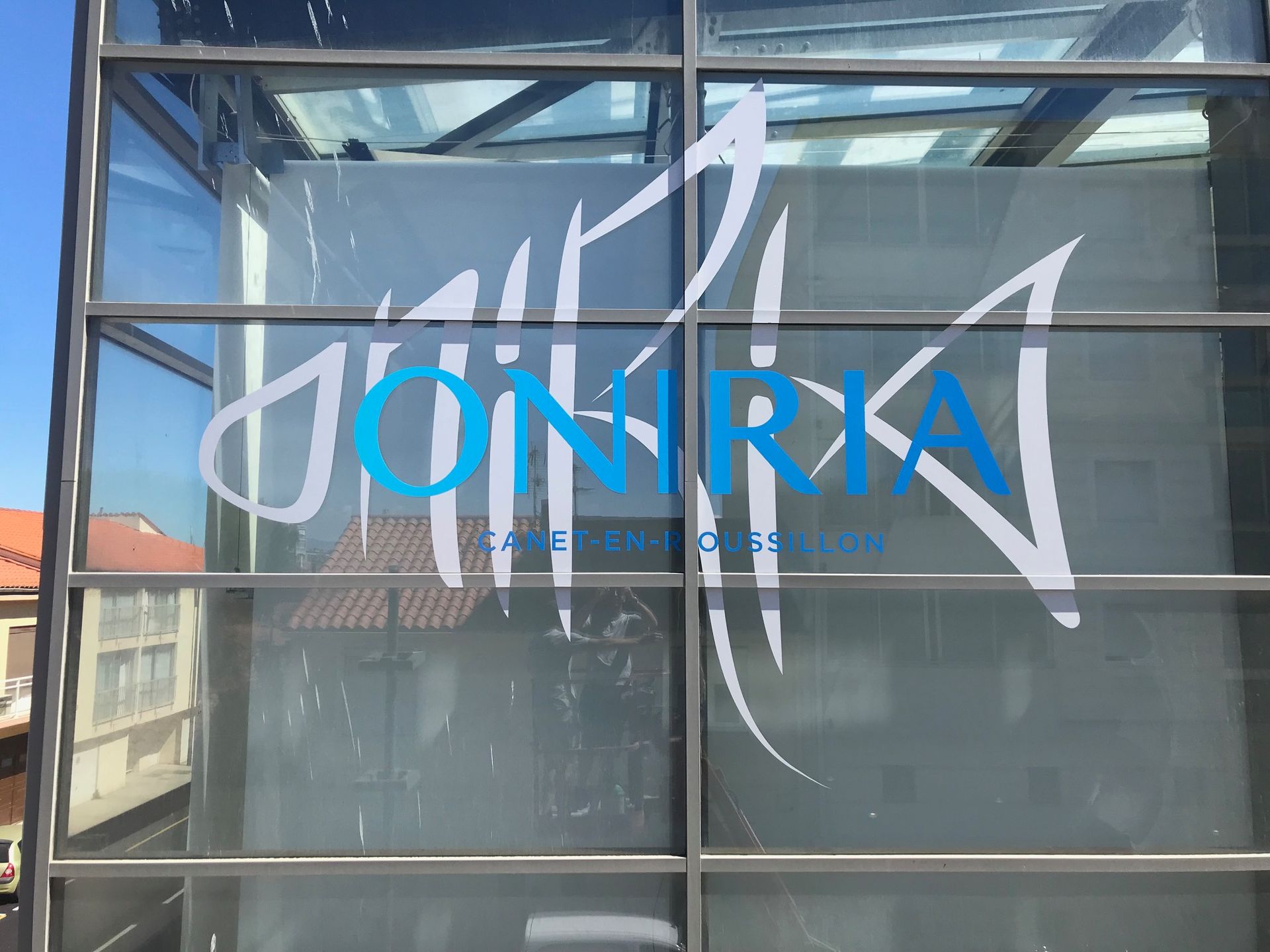 Vitrophanie avec lettres découpées