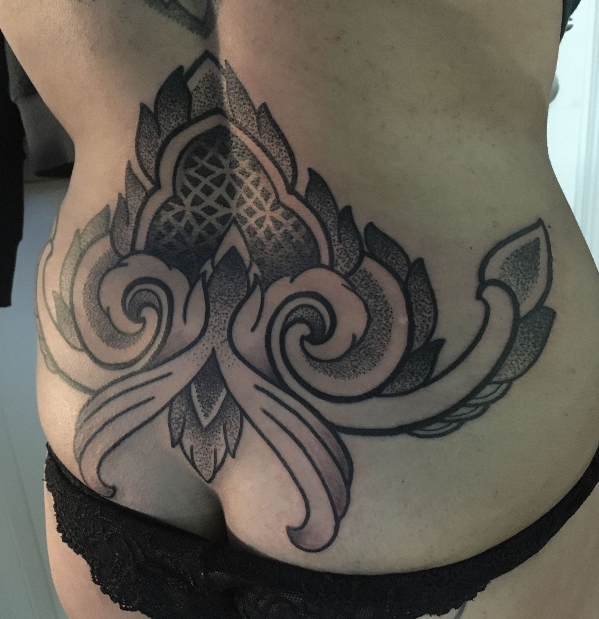 Eine Frau hat ein großes Tattoo auf dem Rücken