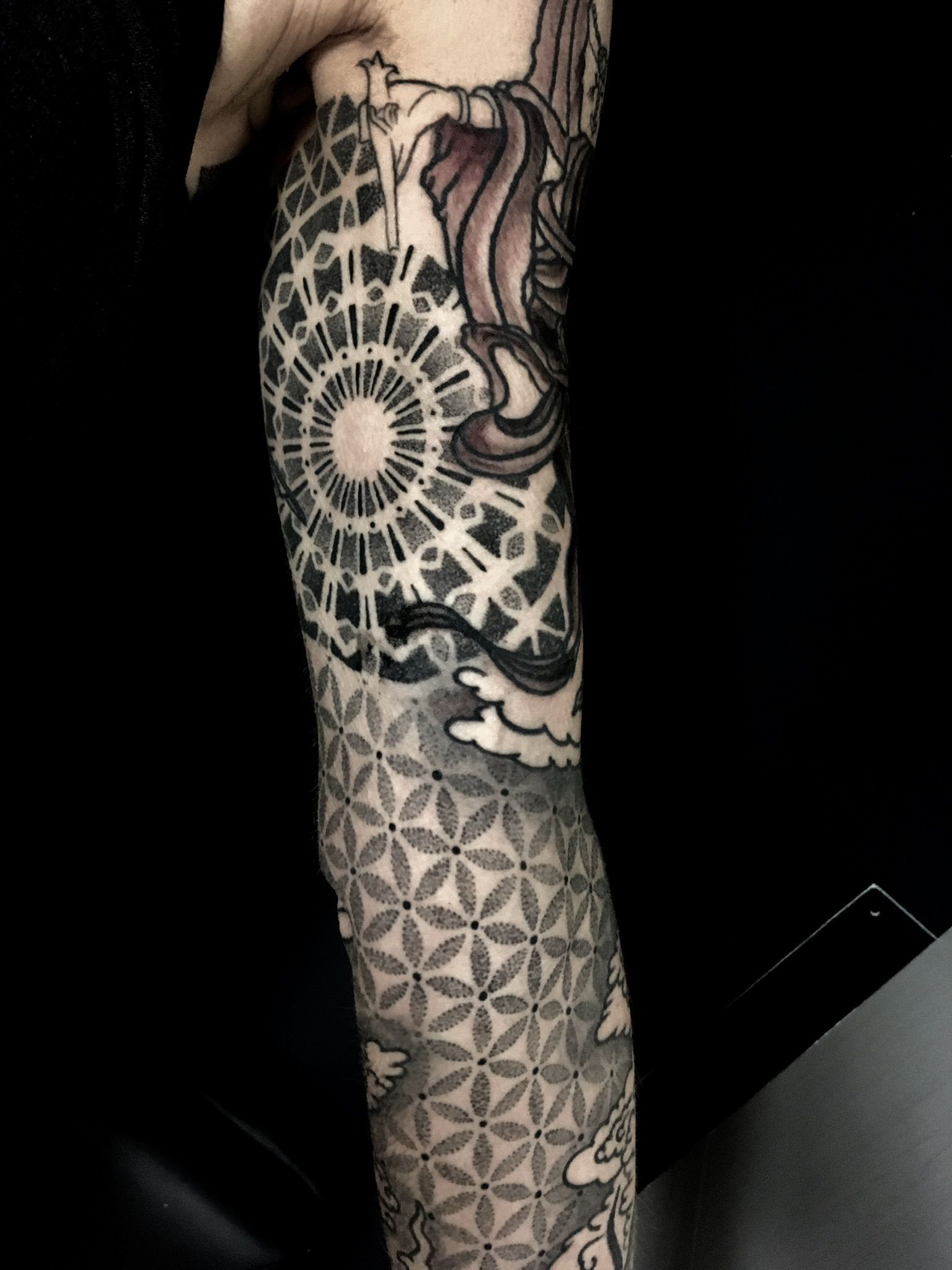 Eine Nahaufnahme einer Tätowierung auf dem Arm einer Person.