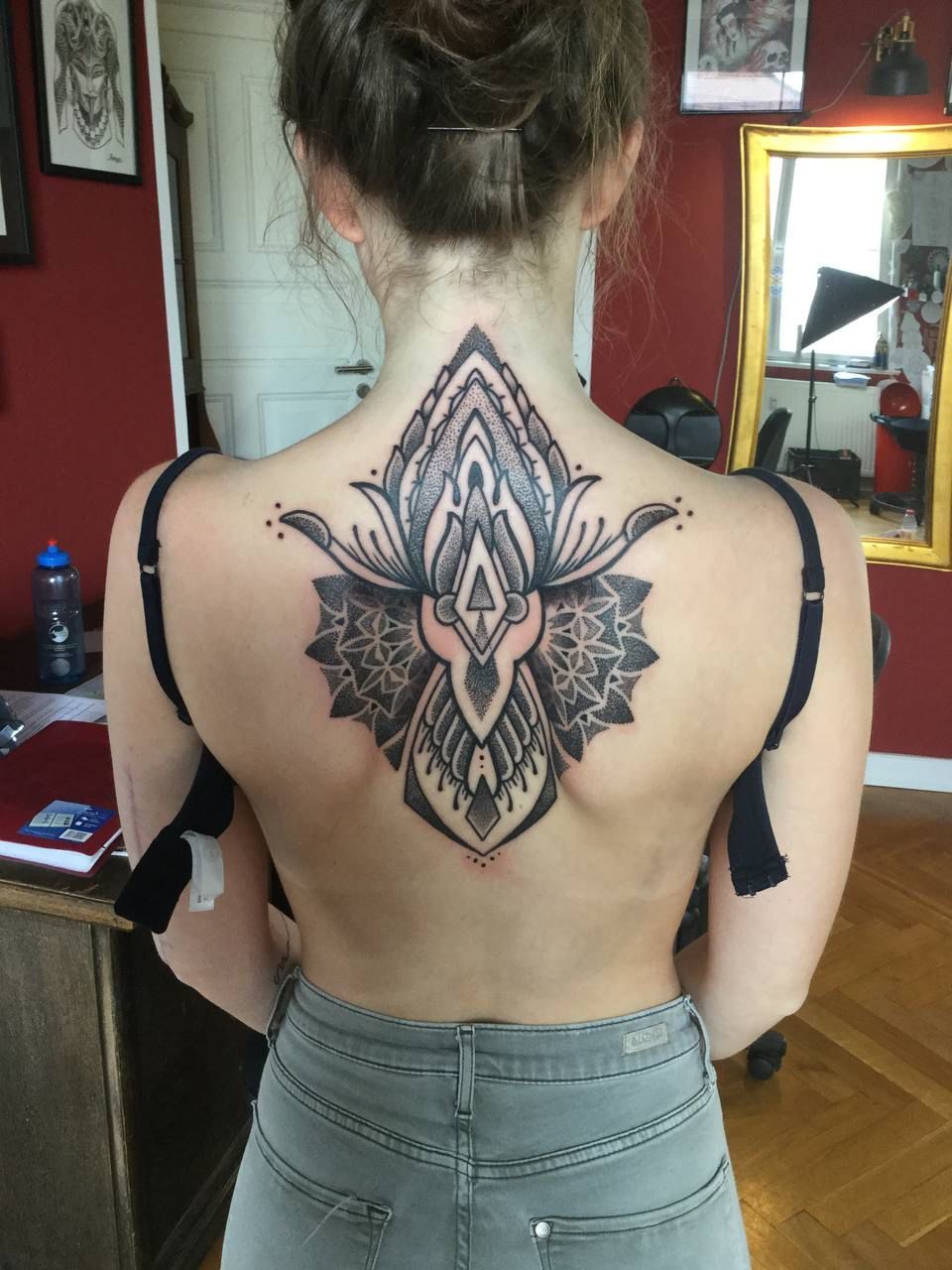 Eine Frau hat ein großes Tattoo auf dem Rücken