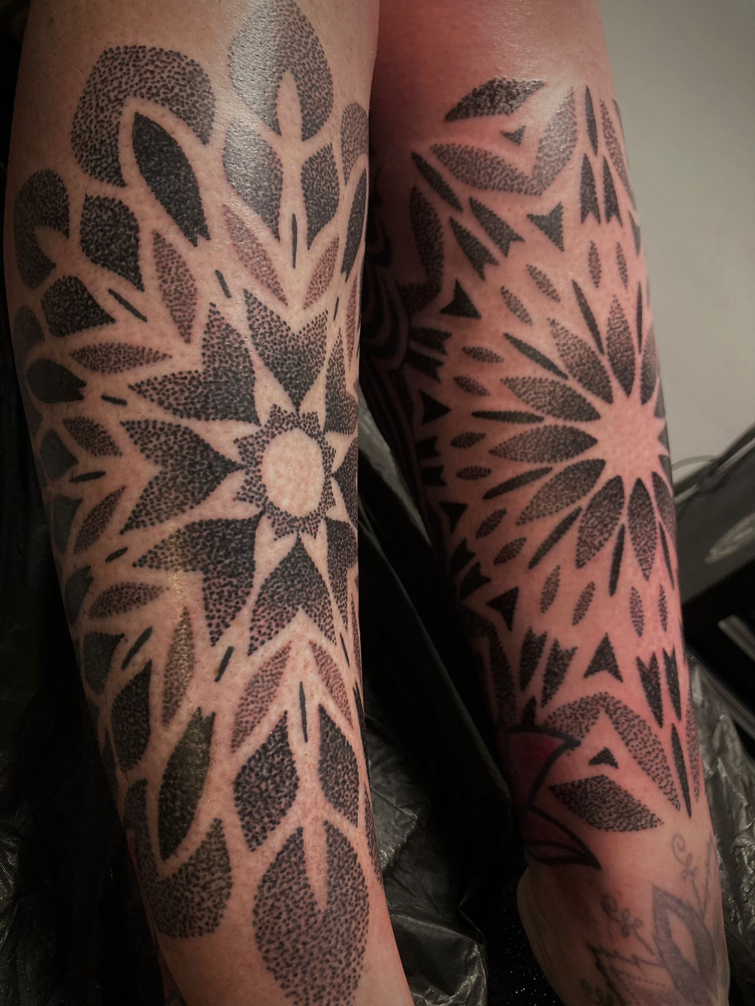 Eine Nahaufnahme einer Tätowierung auf dem Bein einer Person