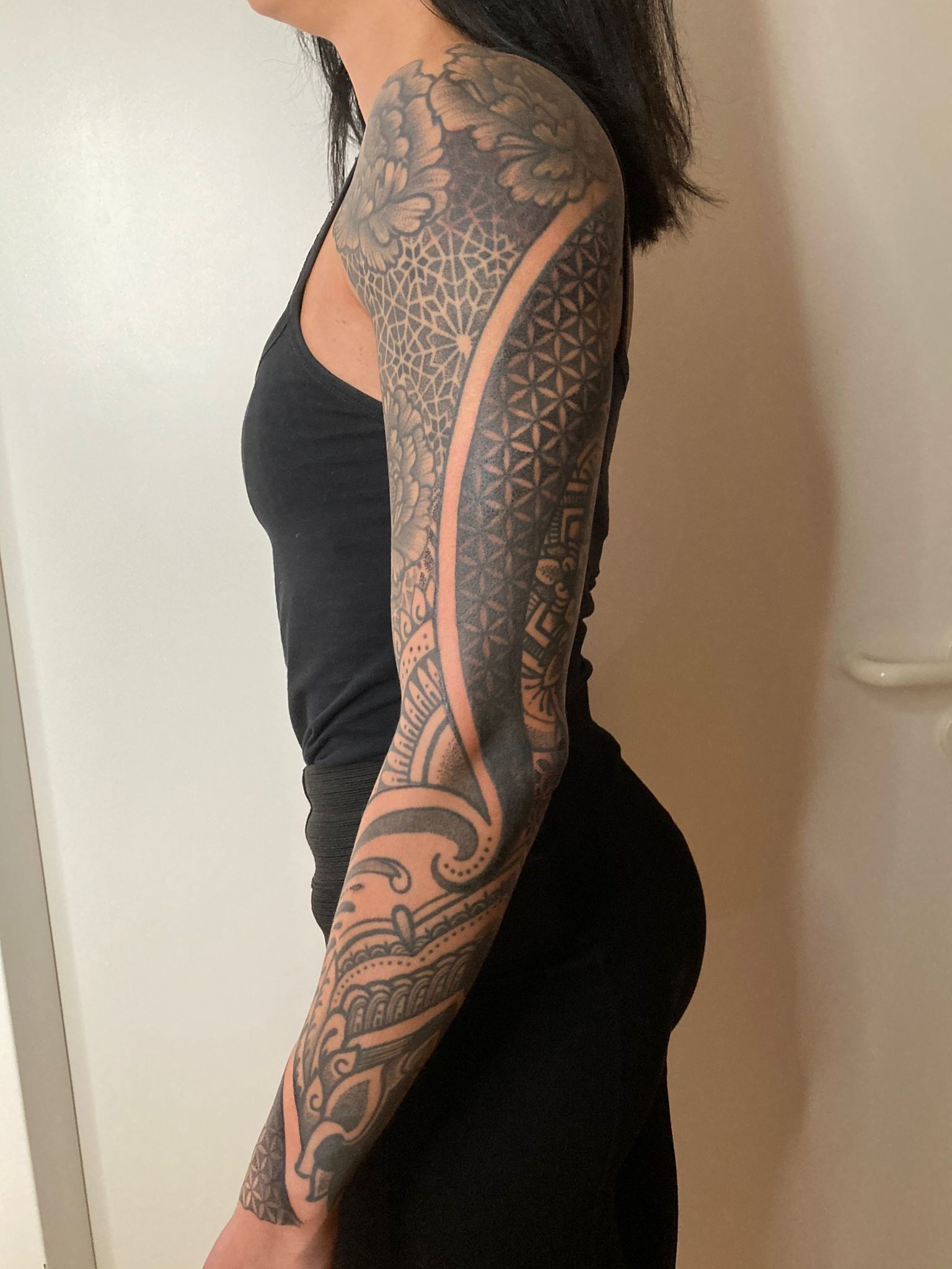 Eine Frau hat ein Tattoo auf dem ganzen Arm