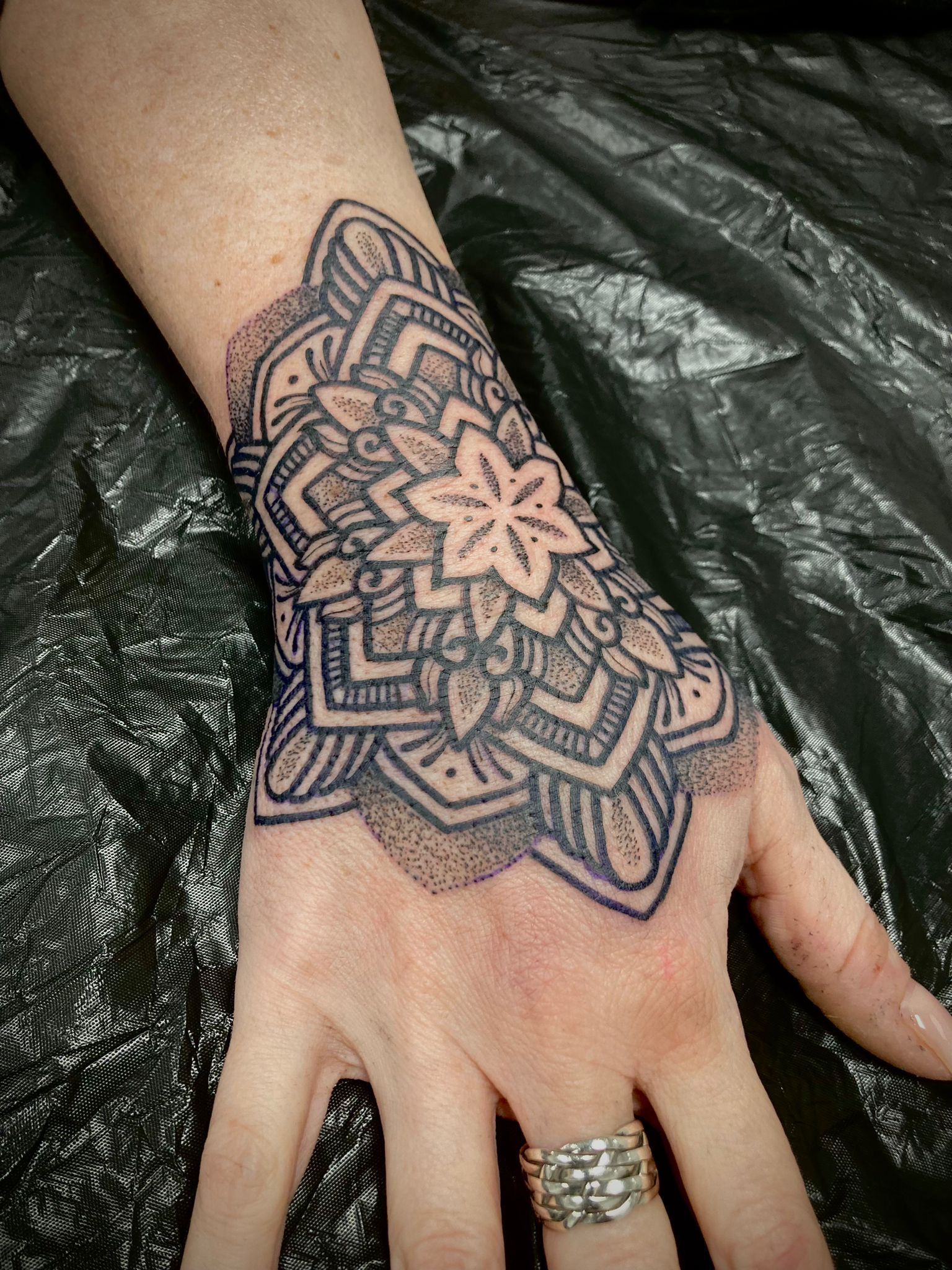 Eine Nahaufnahme der Hand einer Person mit einem Tattoo darauf