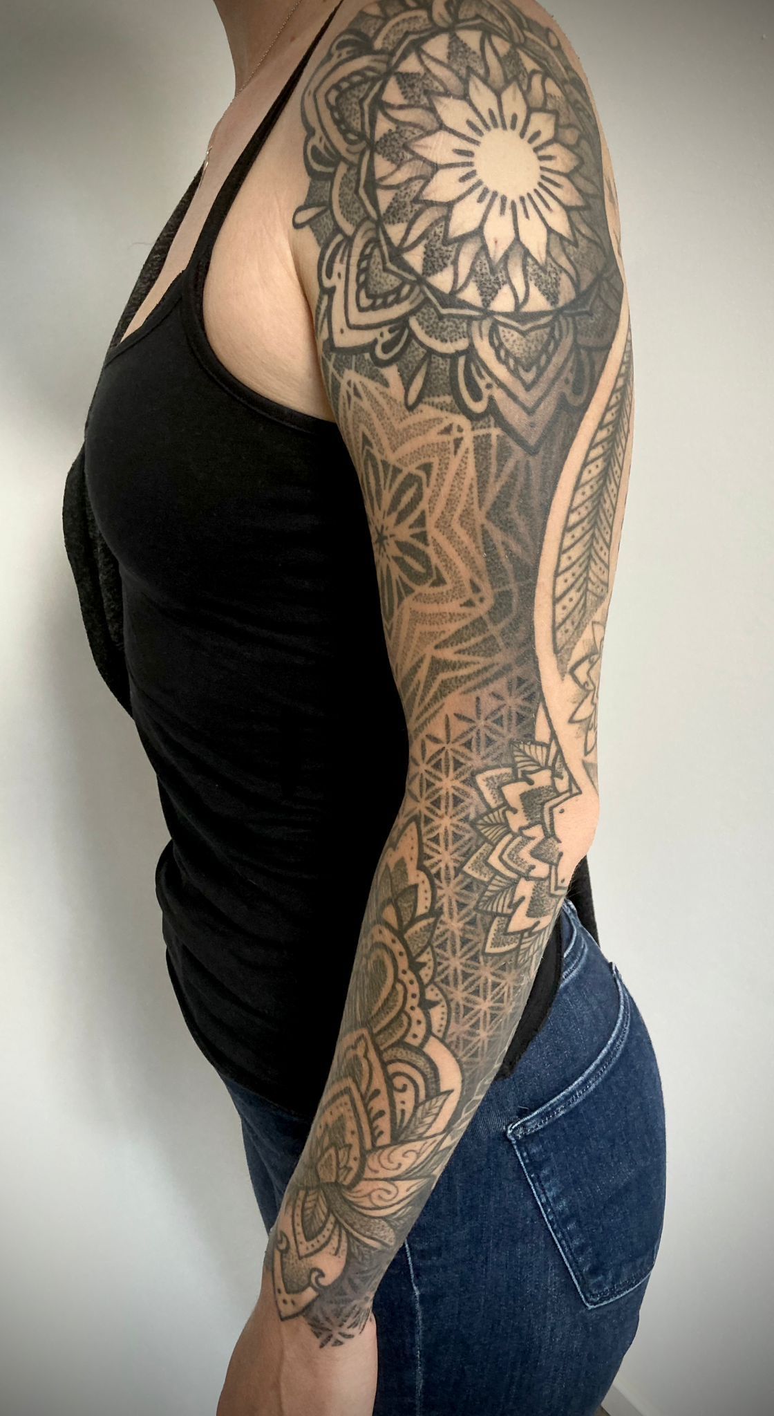 Eine Frau mit einem Ganzkörpertattoo auf dem Arm.