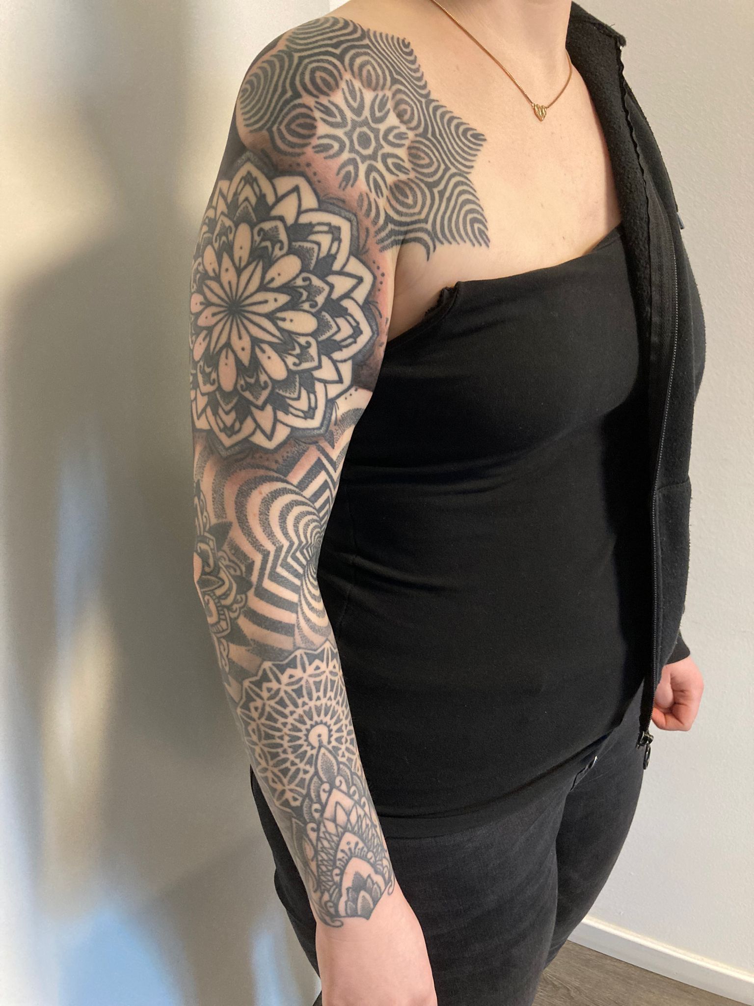 Eine Frau mit einer Tätowierung auf Arm und Schulter.