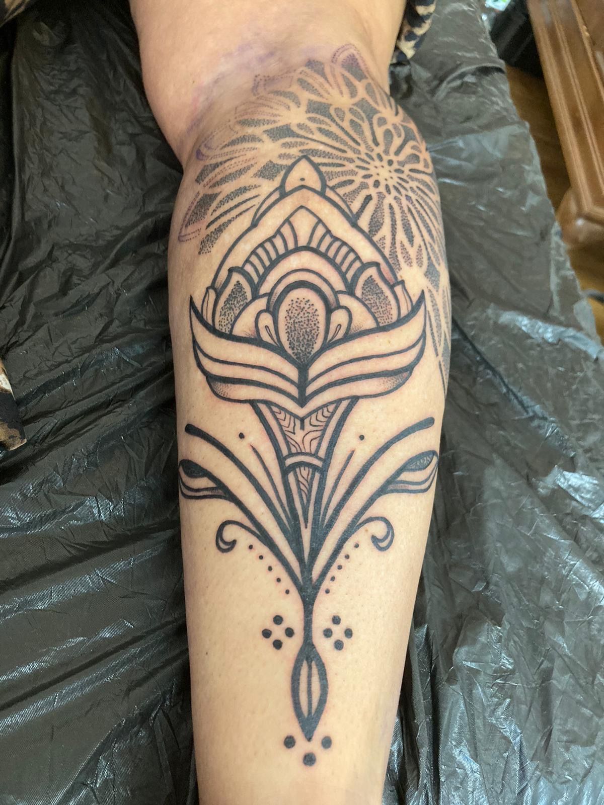 Eine Nahaufnahme einer Tätowierung auf dem Bein einer Person