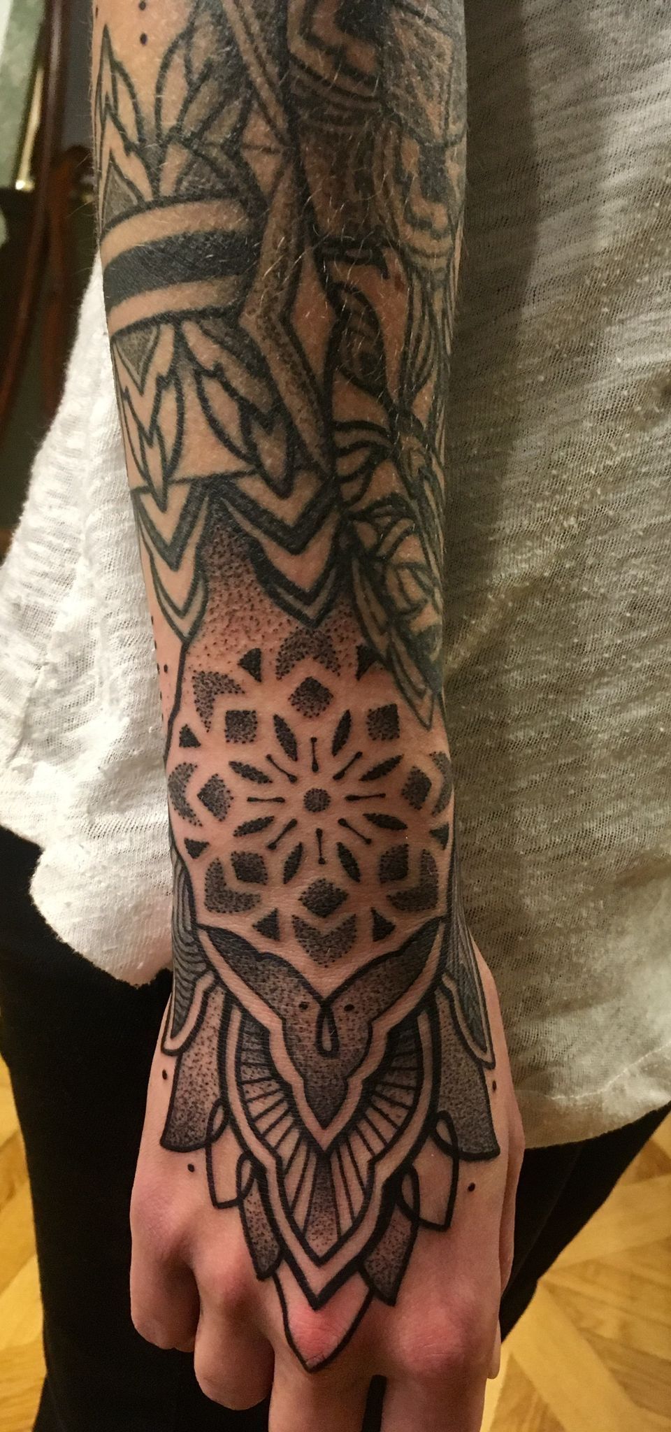 Eine Nahaufnahme der Hand einer Person mit einer Tätowierung darauf.