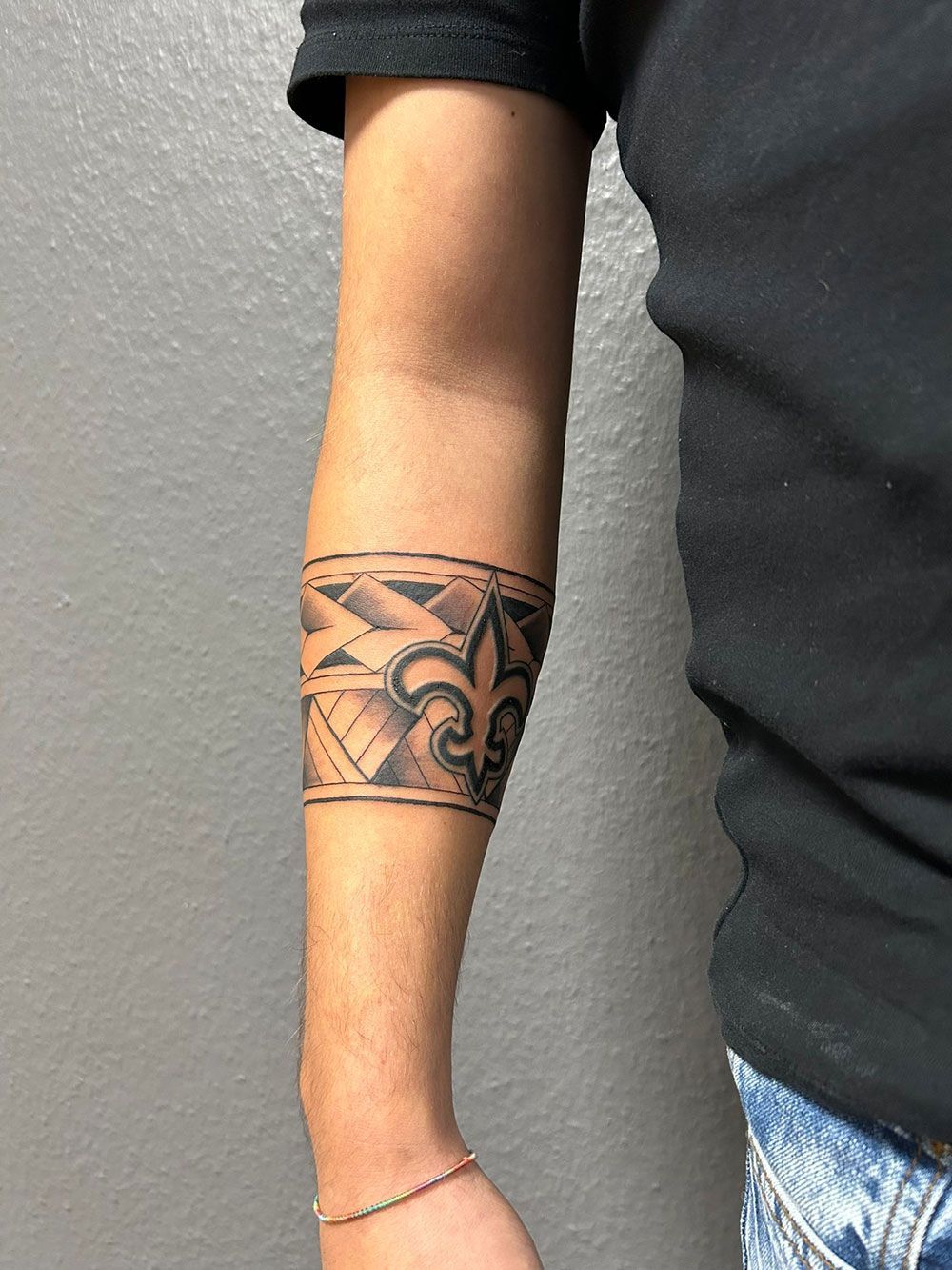 Eine Person mit einer Tätowierung auf dem Arm.