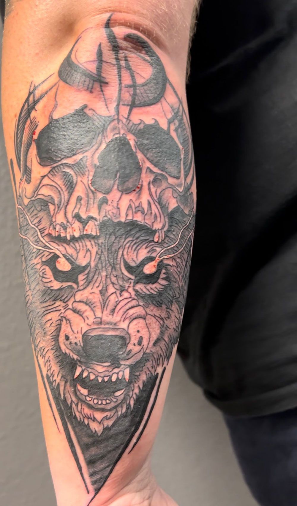 Eine Nahaufnahme einer Tätowierung auf dem Arm einer Person.