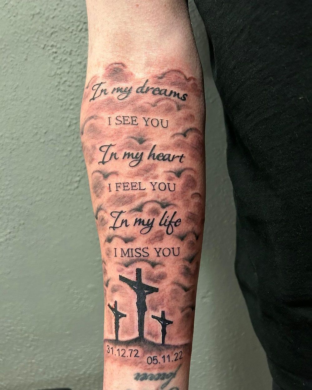 Ein Mann hat eine Tätowierung auf seinem Unterarm