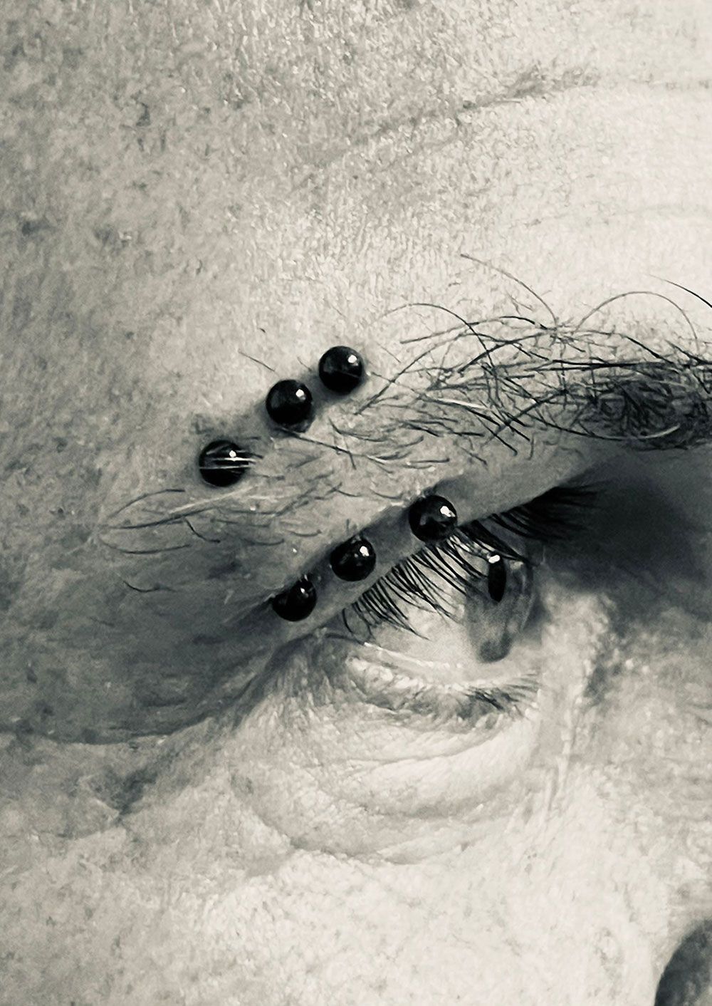 Eine Nahaufnahme des Auges einer Person mit Piercings.