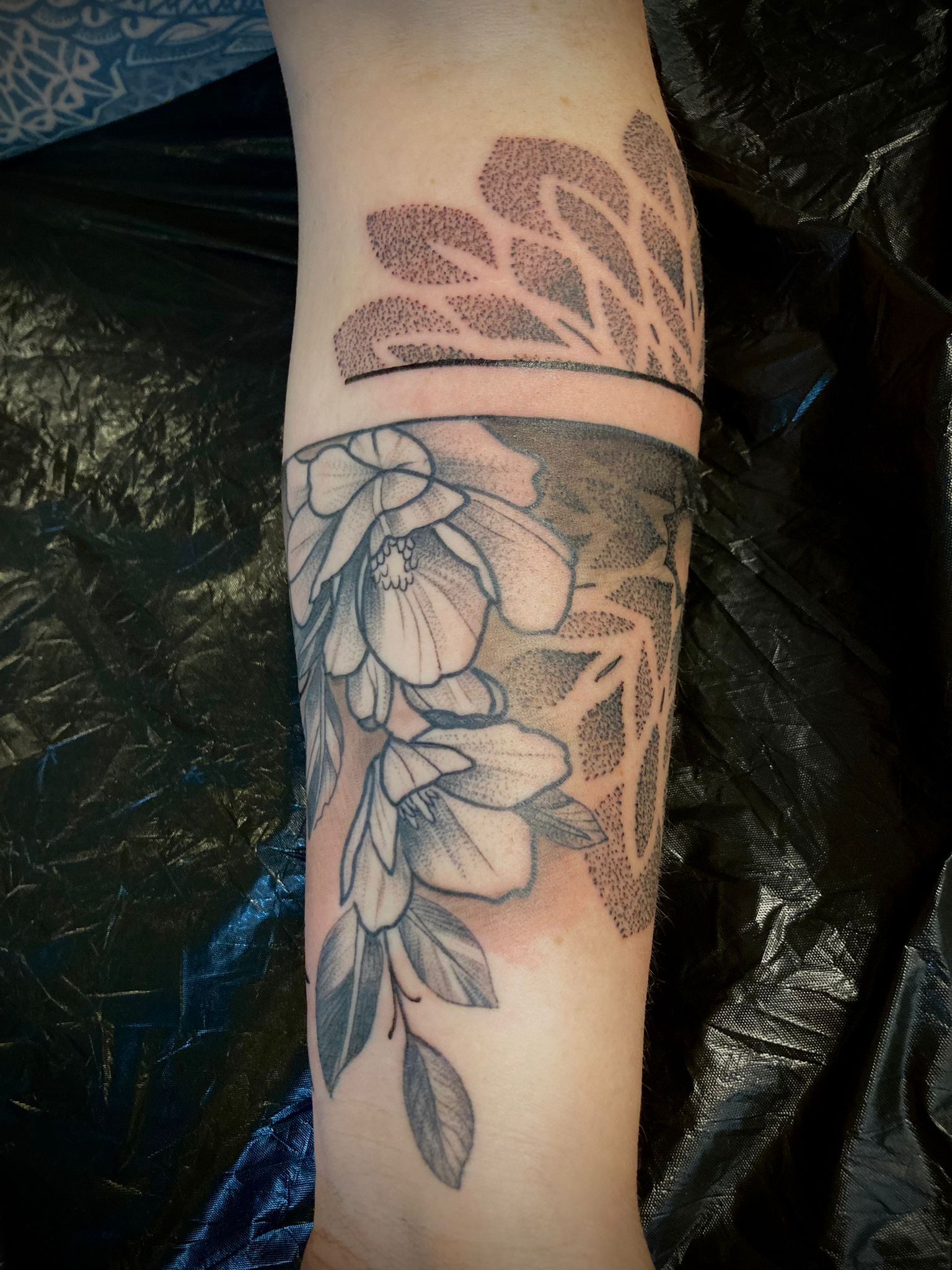 Eine Nahaufnahme einer Tätowierung auf dem Arm einer Person