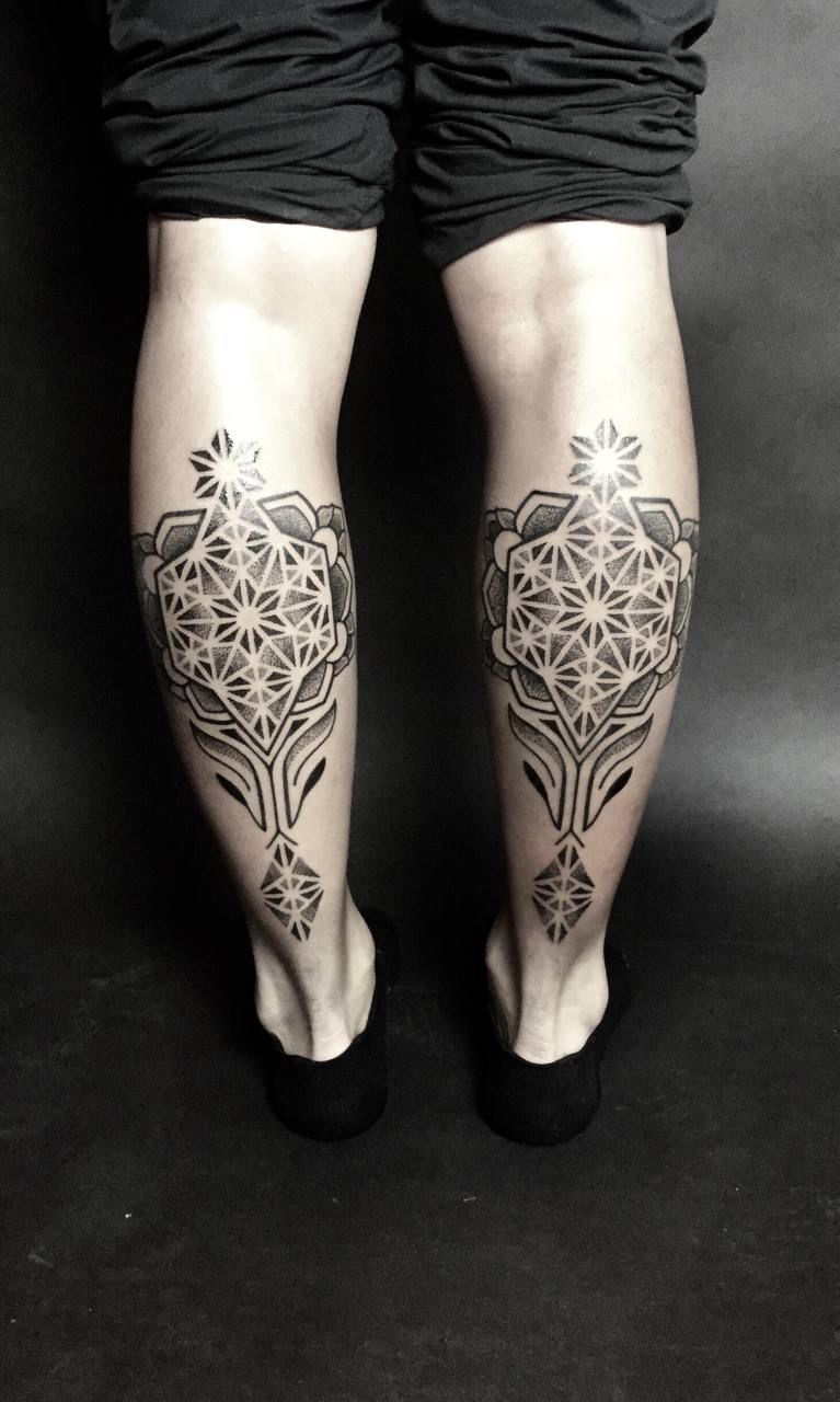 Eine Person hat ein Tattoo auf dem Bein, das wie eine Schildkröte aussieht